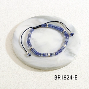 Detail van handgeweven armband met blauwe halfedelstenen en een verstelbare schuifknoop