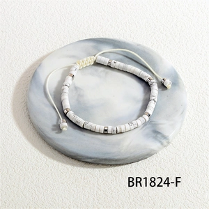 Detailopname van een handgeweven armband met marmeren kralen en een verstelbaar trekkoord