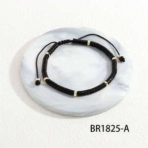 Detailoverzicht van handgemaakte halfedelstenen armband met zwarte kralen en goud