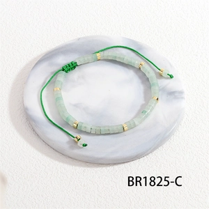 Macro-detail van handgemaakte groene edelsteen armband met verstelbaar geweven koord