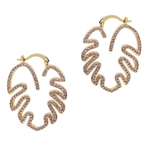 Makroansicht von Creolen aus Gold mit Monstera-Blatt-Design und violetten Zirkonia-Steinen