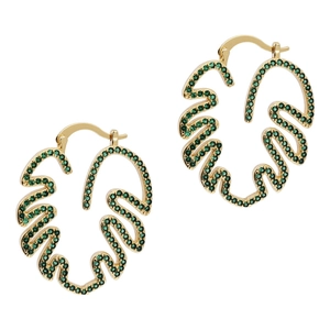 Makroaufnahme goldener Monstera-Blatt-Ohrringe mit grünem Zirkonia-Mikropavé-Besatz