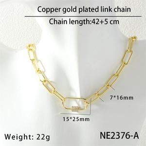 Dettaglio della collana a catena dorata con chiusura a moschettone in zirconi micro-pavé