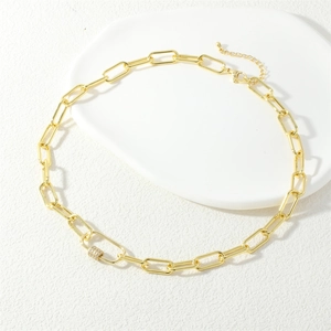 Collana a catena con maglie a graffetta dorate stile hip-hop e dettaglio in zirconi
