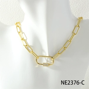 Collana a catena dorata con pendente a moschettone e zirconi incastonati per donna