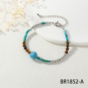 Etnische kralenarmband met turquoise en tijgeroog stenen in macaron kleuren