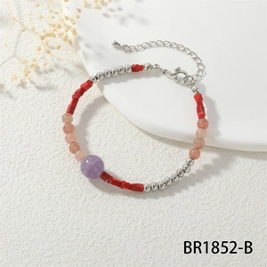 Gedetailleerde weergave van de kleurrijke halfedelsteen kralenarmband met metalen sluiting
