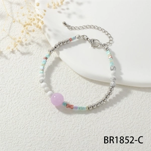 Detail van de macaron halfedelsteen kralen en de karabijnsluiting op de armband