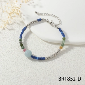 Detailopname van de etnische kralenarmband met kleurrijke stenen en zilveren kralen
