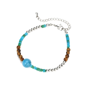 Etnische kralenarmband met blauwe vierkante kralen en tijgeroog op witte achtergrond