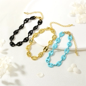 Dettaglio di braccialetti a chicco di caffè in nero oro e blu con chiusura a moschettone