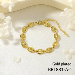 Dettaglio del bracciale a catena con maglie a naso di maiale placcato oro e chiusura