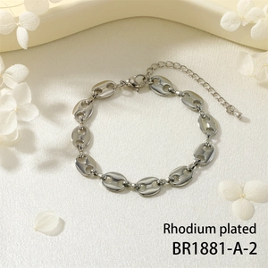 Dettaglio del bracciale a maglie muso di maiale placcato rodio con chiusura a moschettone