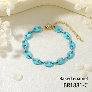 Dettaglio del bracciale a maglie azzurro con finitura smaltata e chiusura a moschettone