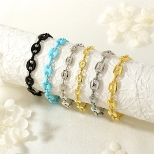 Bracciali a catena a maglie a naso di maiale classici in colori assortiti su rullo bianco