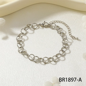 Minimalistisches silbernes Gliederkettenarmband mit Karabinerverschluss auf weißem Stoff