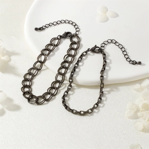 Massive dunkelgraue Gliederkette im Industrial-Look mit strukturierten Ringen und Karabiner