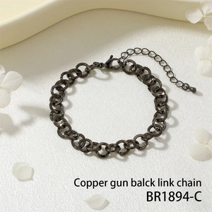 Detailaufnahme der gunmetal-farbenen Kupfer-Gliederkette mit Karabinerverschluss und Verlängerung