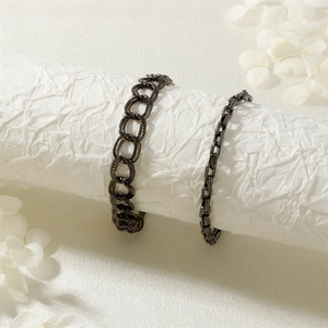 Detail der schweren industriellen schwarzen Metallkettenarmbänder mit mattem Finish