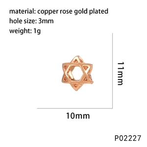 Detail van een holle hexagram bedel in roségoud met micro-geplaveide zirkoon