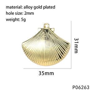 Vue détaillée du pendentif coquillage doré avec texture et dimensions précises