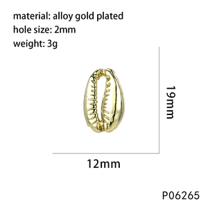 Vue macro d'un pendentif coquillage cauri doré de 19mm pour création de colliers