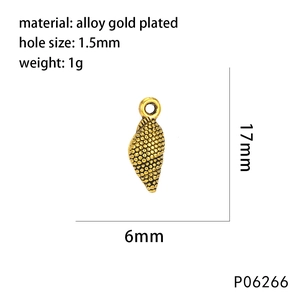 Détail macro d'un pendentif coquillage de 17mm en alliage doré pour bijoux DIY