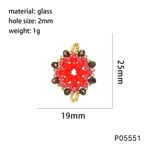 Makroaufnahme von handgefertigten 25x19mm Glasperlen-Blumenanhängern mit Maßangaben
