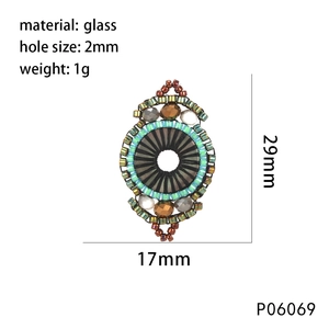 Makro-Detail des handgefertigten Perlenanhängers mit Maßen und Muschelblumen-Struktur
