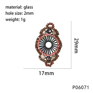 Detail eines handgefertigten Glasperlenanhängers mit Maßen 29mm x 17mm und 2mm Loch