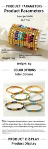Détail macro de bracelets Tila montrant des carrés d'hématite colorés et dorés