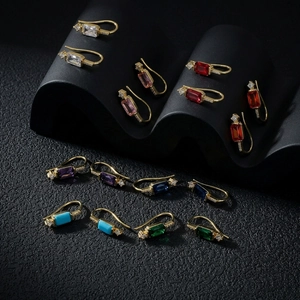 Gros plan détaillé de boucles d'oreilles en zircon taille émeraude aux couleurs éclatantes