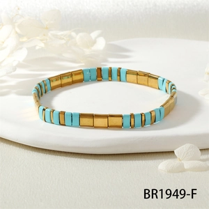 Détail du bracelet en perles Tila bleu ciel et or sur céramique pour un style boho