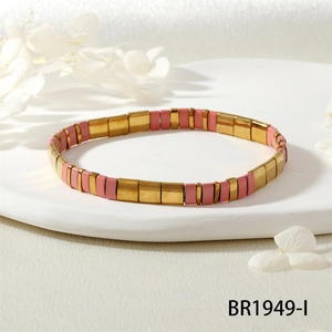 Détail d'un bracelet Tila rose et or montrant l'émail de qualité et les perles élastiques