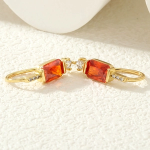 Élégantes boucles d'oreilles dorées avec grandes pierres zircons orange de forme rectangle