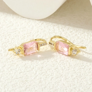 Gros plan de boucles d'oreilles élégantes en zircon rose avec placage à l'or brillant