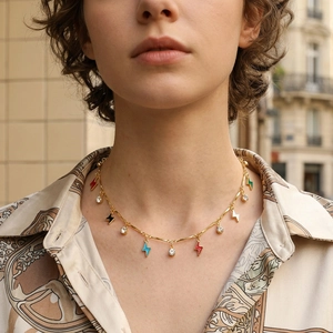 Collana in oro con pendenti a fulmine colorati e diamanti indossata da una modella