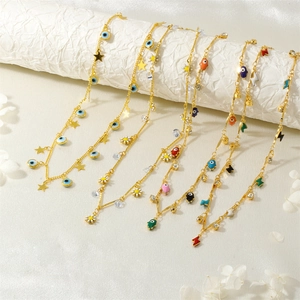 Dettaglio di collane dorate con Mano di Fatima, Occhio di Allah, Margherita e Fulmine