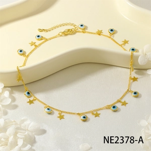 Dettaglio della collana a catena dorata con ciondoli occhio di Allah e stelle
