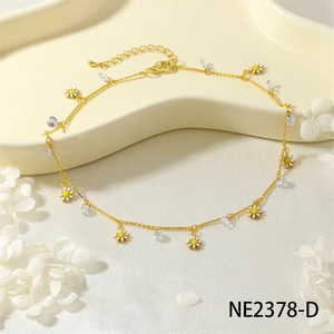 Dettaglio della collana dorata con margherite e cristalli su vassoio decorativo