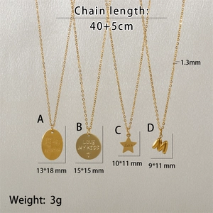 Vue détaillée de colliers en acier titane doré avec divers pendentifs lettres et étoiles