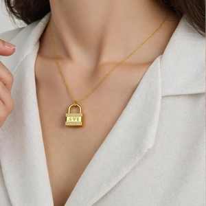 Dettaglio della collana a lucchetto placcata oro 18K con incisione LOVE e micro-zirconi