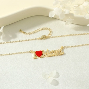 Detail van de gouden ketting met I love Mom hart hanger met zirkoon en rood emaille