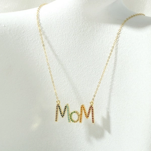 Detail van MOM-hanger met regenboog zirkonia op een verfijnde gouden schakelketting