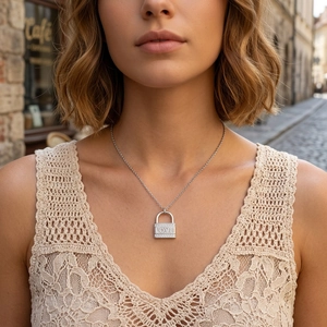 Dettaglio della collana con ciondolo a lucchetto LOVE placcata argento 18K con zirconi