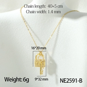 Dettaglio collana LOVE con lucchetto e chiave placcata oro 18K e zirconi micro-incastonati