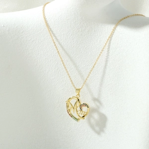 Detailopname van hartvormige MOM-ketting met kleurrijke zirkoon op een sieradenbuste