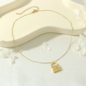 Dettaglio della collana con ciondolo a lucchetto placcato oro 18K con zirconi e scritta LOVE