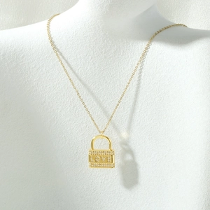 Dettaglio della collana a lucchetto in oro 18K con scritte LOVE su una modella donna