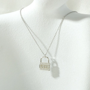 Dettaglio della collana a lucchetto argentata con pavé di zirconi LOVE scintillanti